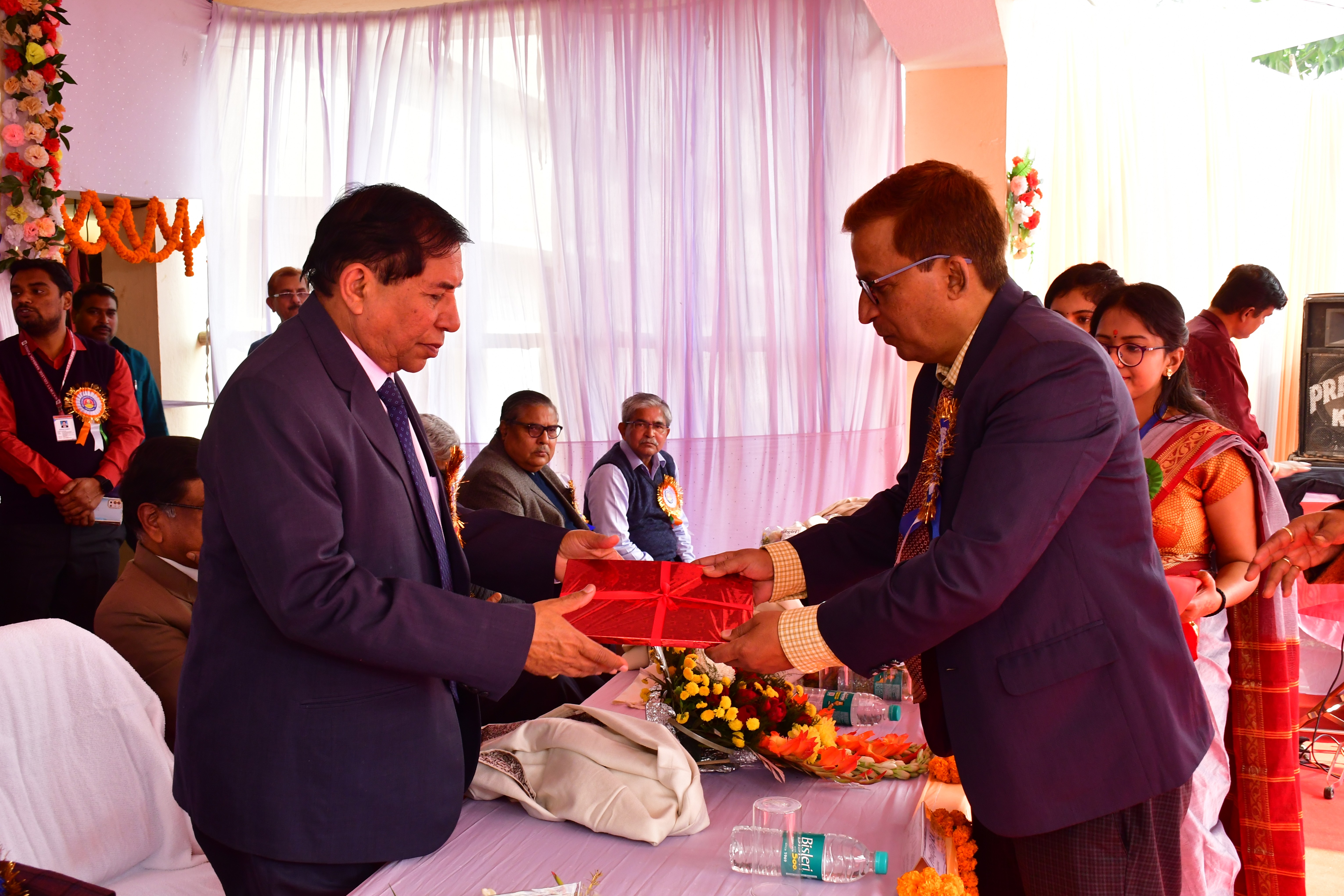 PRESENTING  SOUVENIR TO HONOURABLE VC